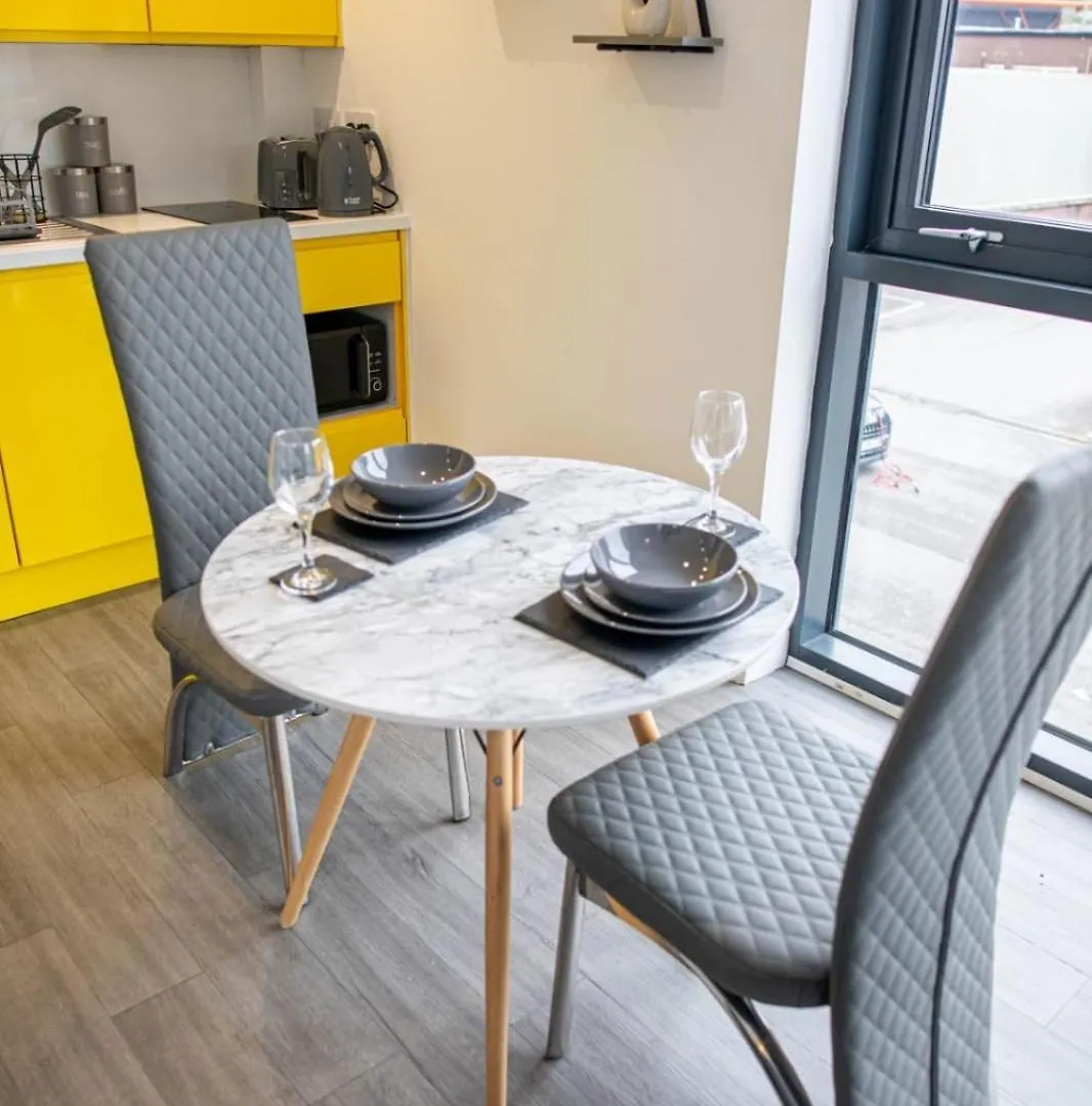 Excellent Studio Balcony Apartment In Sheffield